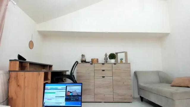 Image 8 of classy_medeeea Stream on Chaturbate on 18 days ago