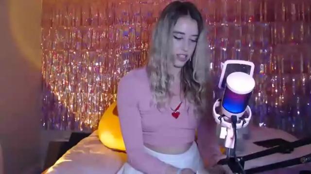 Image 4 of clemetinescuties Stream on Chaturbate on 14 months ago