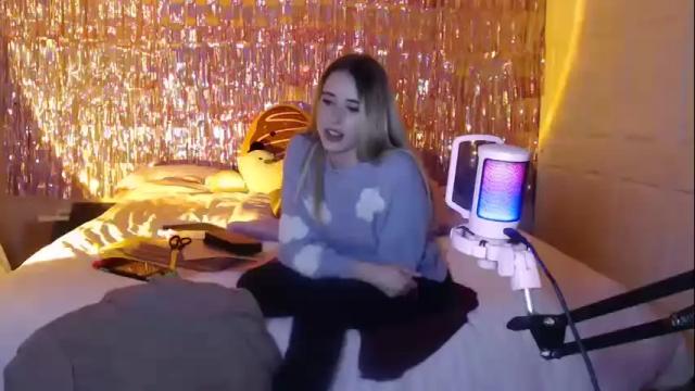 Image 6 of clemetinescuties Stream on Chaturbate on 14 months ago