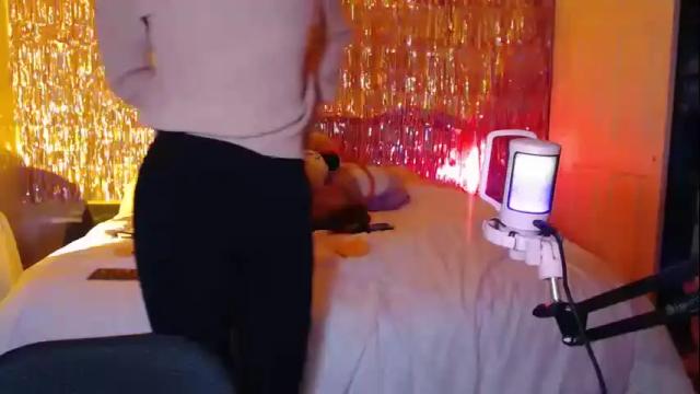 Image 12 of clemetinescuties Stream on Chaturbate on 16 months ago