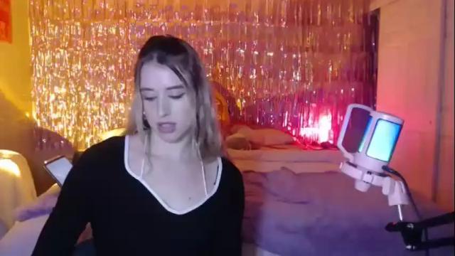 Image 10 of clemetinescuties Stream on Chaturbate on 15 months ago