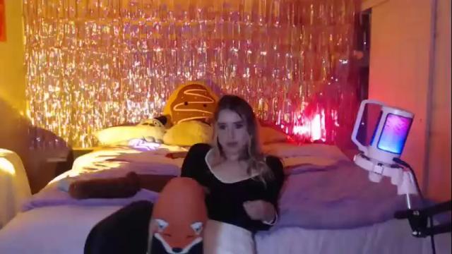 Image 2 of clemetinescuties Stream on Chaturbate on 15 months ago