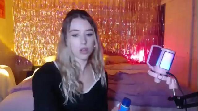 Image 6 of clemetinescuties Stream on Chaturbate on 15 months ago