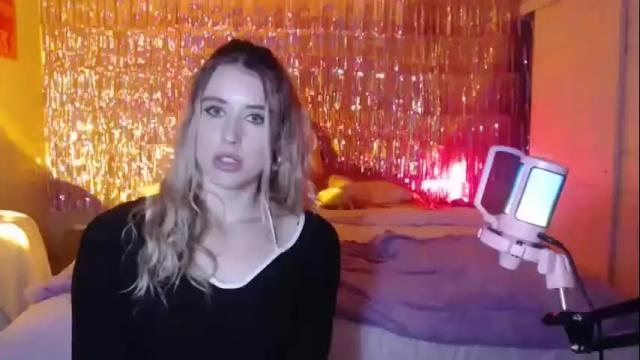Image 7 of clemetinescuties Stream on Chaturbate on 15 months ago
