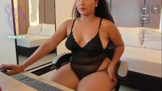 Image 12 of cloe_25 Stream on Chaturbate on 1 month ago