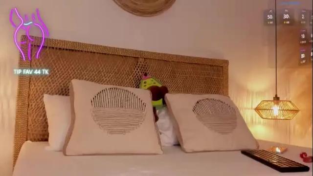 Image 3 of cloe_25 Stream on Chaturbate on 1 month ago