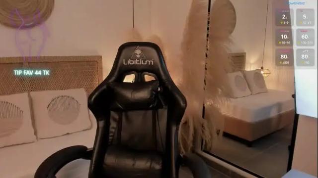 Image 4 of cloe_25 Stream on Chaturbate on 1 month ago