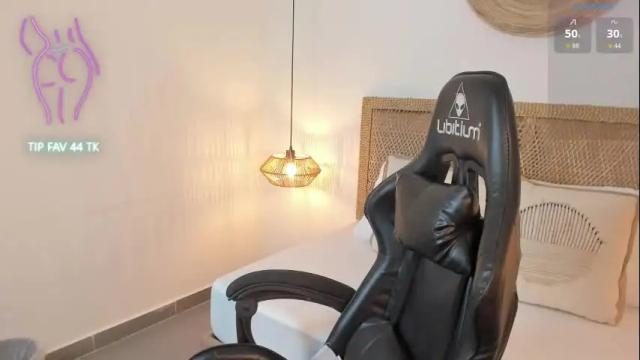 Image 4 of cloe_25 Stream on Chaturbate on 1 month ago