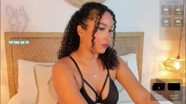 Image 11 of cloe_25 Stream on Chaturbate on 8 days ago