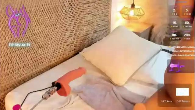 Image 12 of cloe_25 Stream on Chaturbate on 2 months ago