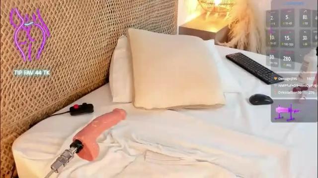 Image 3 of cloe_25 Stream on Chaturbate on 1 month ago