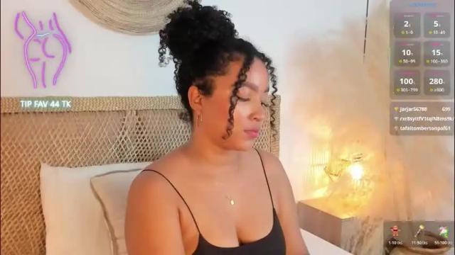 Image 3 of cloe_25 Stream on Chaturbate on 1 month ago