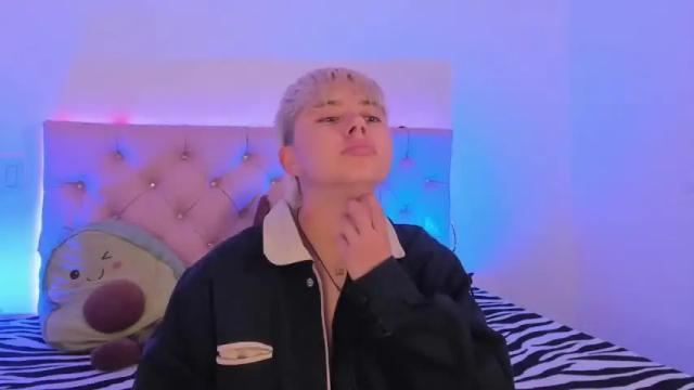 Image 4 of cloe_444 Stream on Chaturbate on 19 months ago