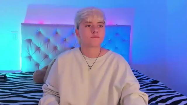 Image 3 of cloe_444 Stream on Chaturbate on 19 months ago