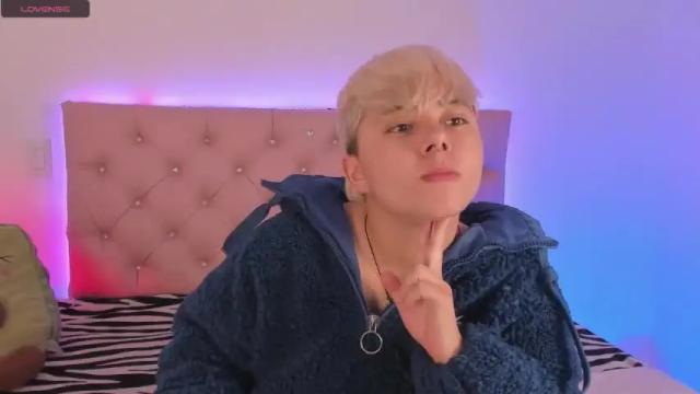Image 4 of cloe_444 Stream on Chaturbate on 19 months ago