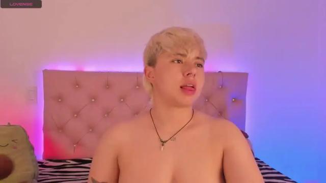 Image 7 of cloe_444 Stream on Chaturbate on 19 months ago