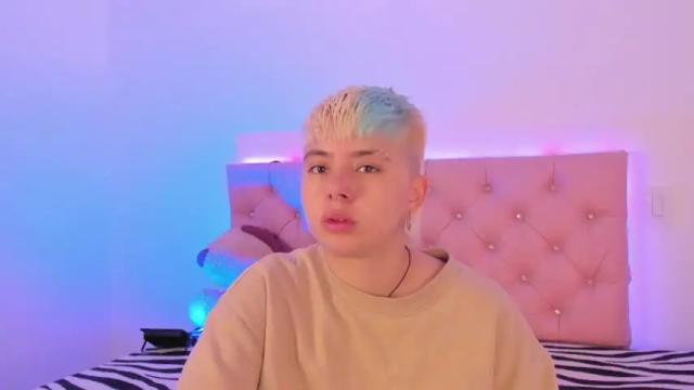Image 2 of cloe_444 Stream on Chaturbate on 19 months ago