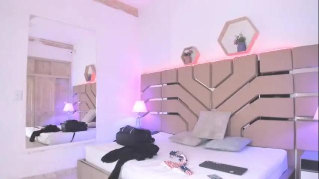 Image 2 of cloe_cifuentes Stream on Chaturbate on 27 days ago