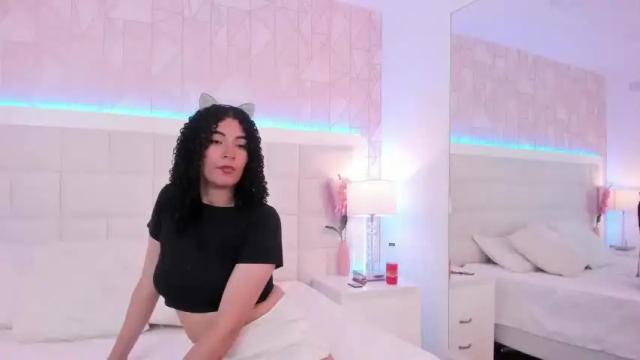 Image 8 of cloe_diamond Stream on Chaturbate on 18 months ago