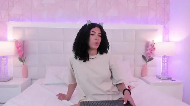 Image 10 of cloe_diamond Stream on Chaturbate on 18 months ago