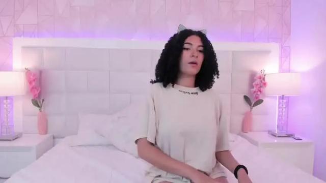 Image 12 of cloe_diamond Stream on Chaturbate on 18 months ago