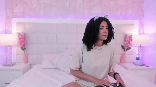 Image 6 of cloe_diamond Stream on Chaturbate on 18 months ago