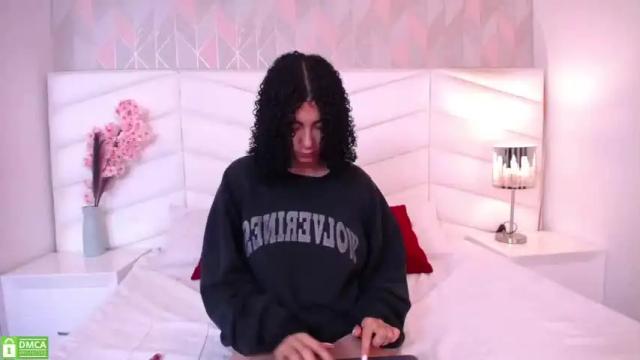 Image 7 of cloe_diamond Stream on Chaturbate on 18 months ago