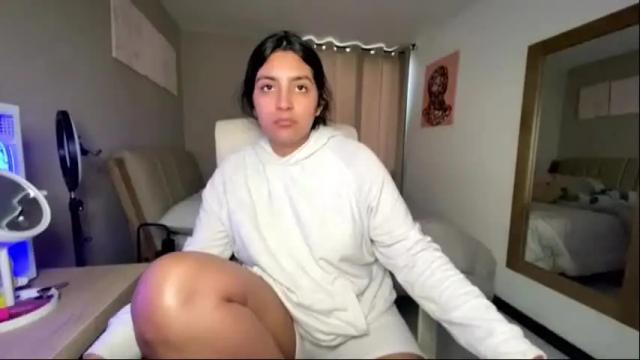 Image 4 of cloe_small08 Stream on Chaturbate on 6 days ago