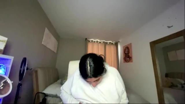 Image 7 of cloe_small08 Stream on Chaturbate on 6 days ago