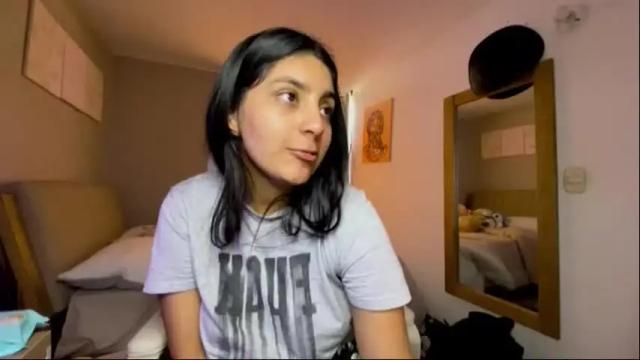 Image 2 of cloe_small08 Stream on Chaturbate on 1 day ago