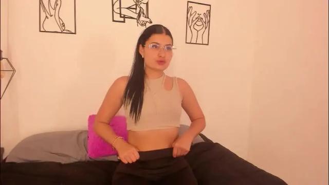 Image 2 of cloehonney Stream on Chaturbate on 2 months ago