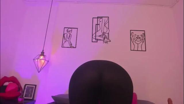 Image 3 of cloehonney Stream on Chaturbate on 2 months ago