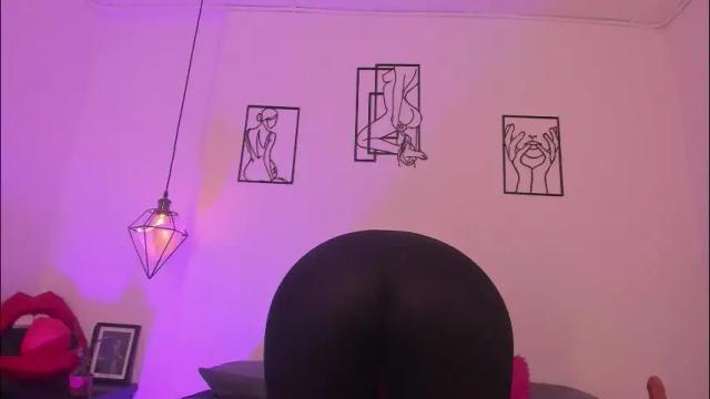 Image 4 of cloehonney Stream on Chaturbate on 2 months ago