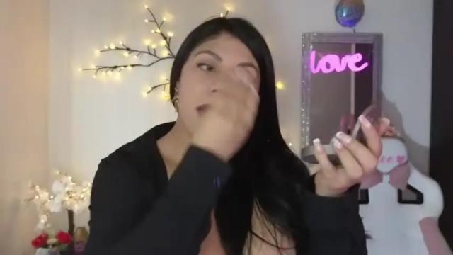 Image 2 of cloesweety Stream on Chaturbate on 16 months ago