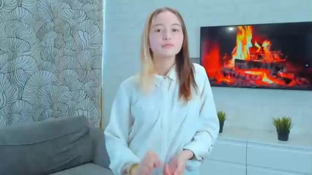 Image 10 of clovergrindell Stream on Chaturbate on 13 months ago