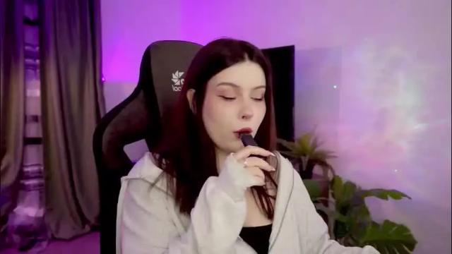 Image 2 of coralinekeyns Stream on Chaturbate on 2 months ago