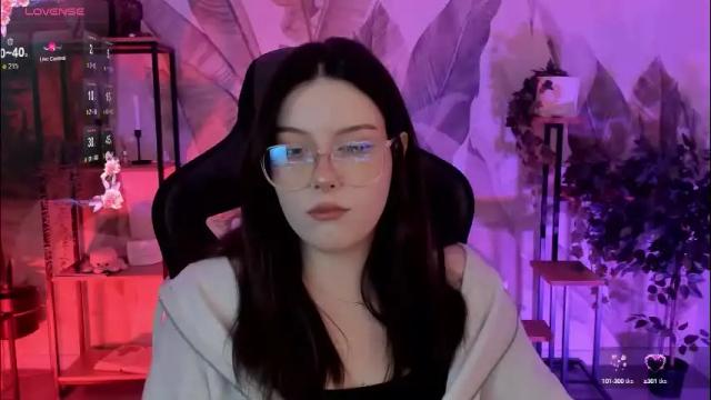 Image 4 of coralinekeyns Stream on Chaturbate on 2 months ago