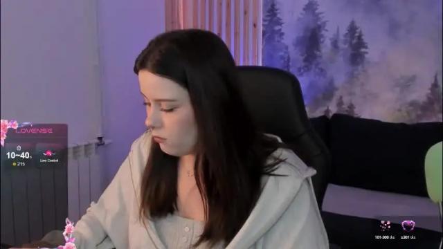 Image 4 of coralinekeyns Stream on Chaturbate on 1 month ago