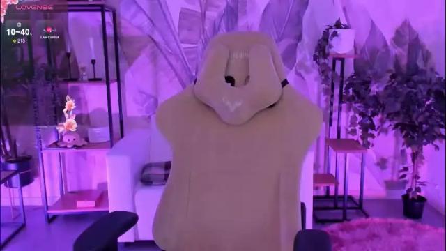 Image 4 of coralinekeyns Stream on Chaturbate on 1 month ago