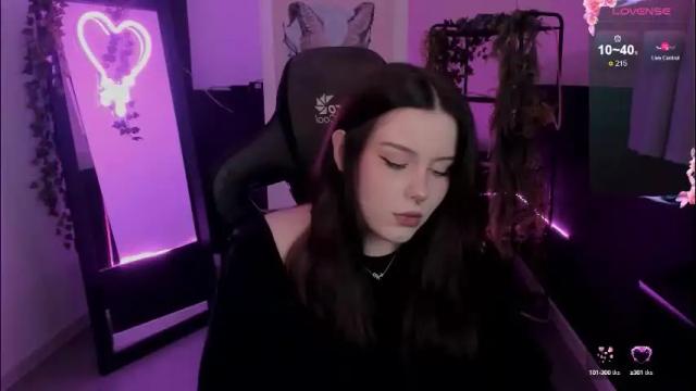 Image 2 of coralinekeyns Stream on Chaturbate on 1 month ago