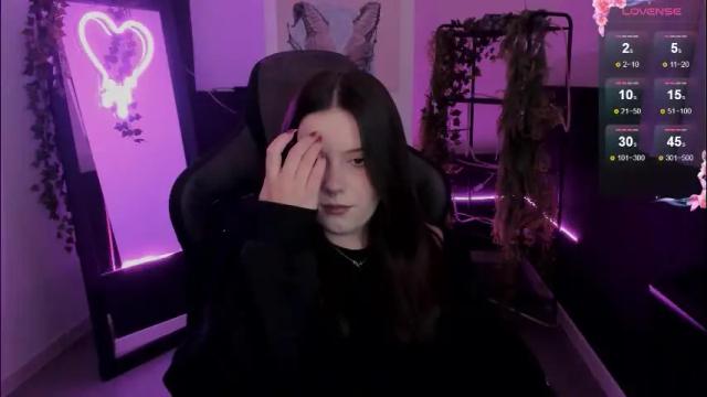 Image 4 of coralinekeyns Stream on Chaturbate on 1 month ago