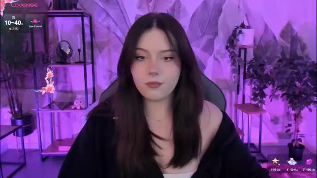 Image 2 of coralinekeyns Stream on Chaturbate on 1 month ago