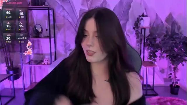 Image 4 of coralinekeyns Stream on Chaturbate on 1 month ago