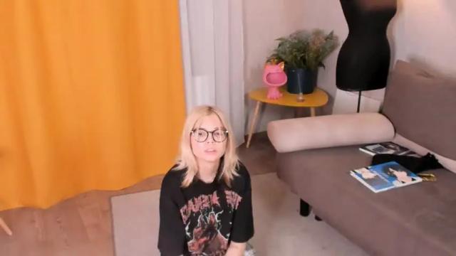 Image 11 of courtneylauren Stream on Chaturbate on 17 months ago