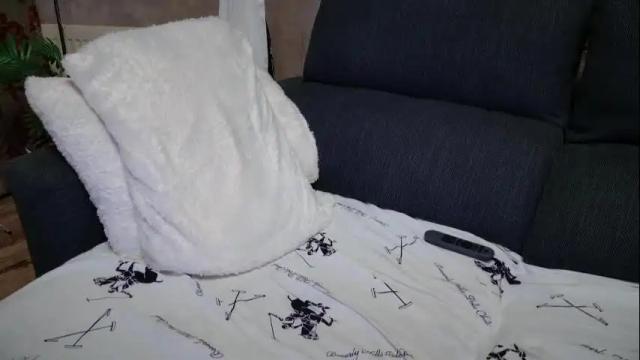 Image 4 of crissy_love Stream on Chaturbate on 26 days ago