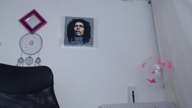 Image 3 of cristal_19 Stream on Chaturbate on 13 months ago