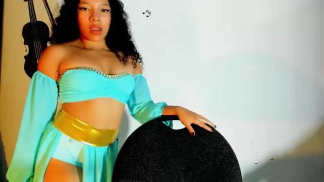 Image 3 of cristalsmith_tease Stream on Chaturbate on 14 months ago