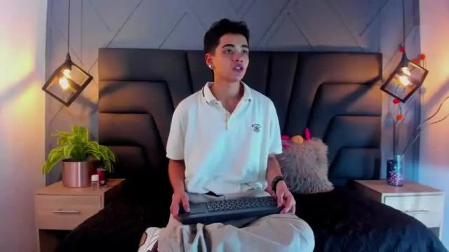 Image 3 of cristiann_suarez Stream on Chaturbate on 12 months ago