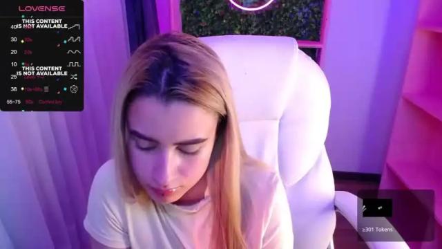 Image 3 of cristina_reyess Stream on Chaturbate on 25 months ago