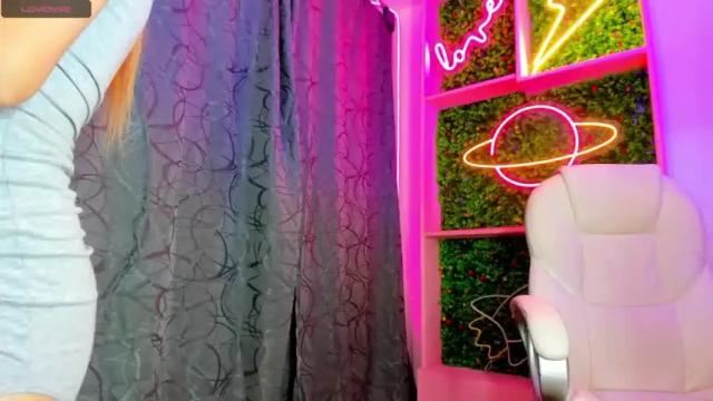 Image 3 of cristina_reyess Stream on Chaturbate on 25 months ago